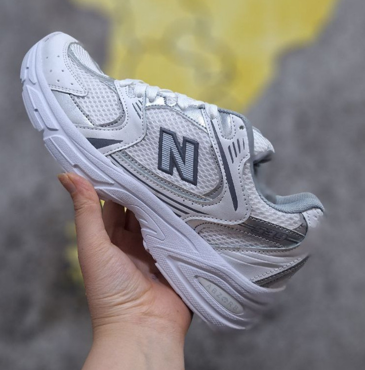 نیوبالانس ۵۳۰ سفید نقره ای
