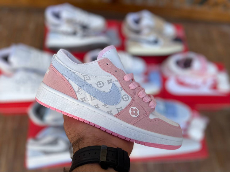 کتونی جردن سفید صورتی