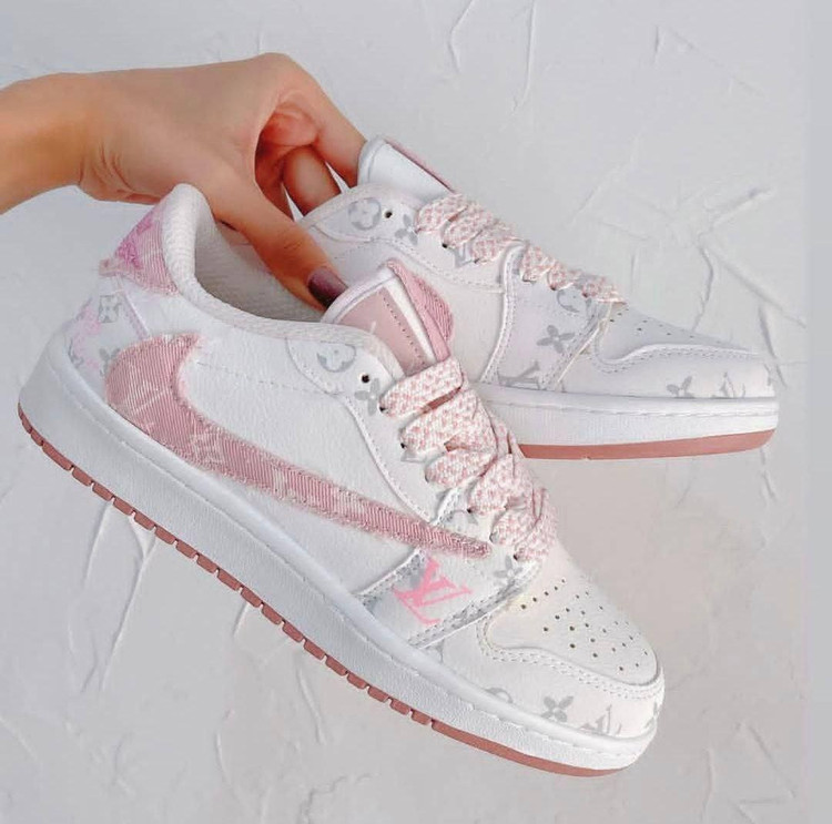 نایک جردن سفید صورتی